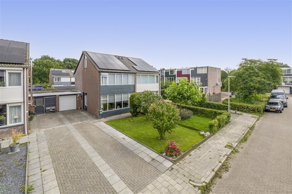 Onder bod: Moderne 2/1 Kap woning met ruime oprit, garage en 4 slaapkamers !